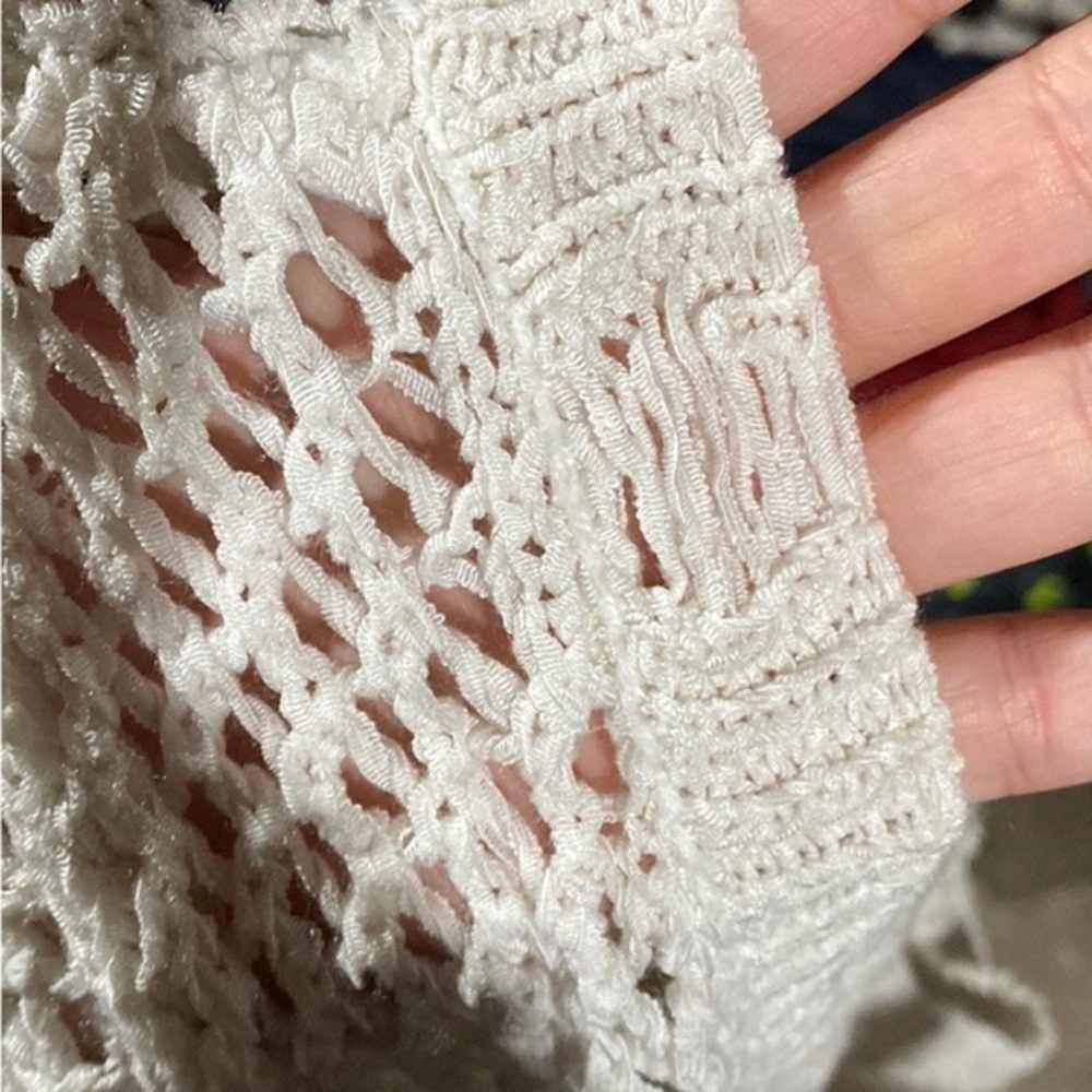 H&M white mesh style top see pics gently used. - Picture 3 of 4